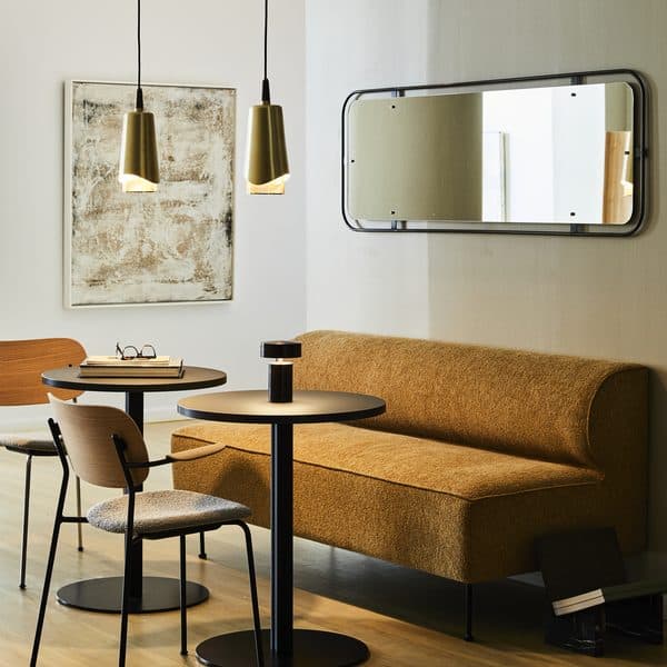 Esszimmer mit Sitzbank, Stühlen, Spiegel und Pendelleuchte von MENU