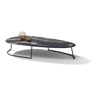 Couchtisch Surf von Draenert – Echtsteinplatte auf schwarzem Metallgestell.