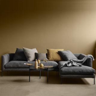 Als Kontrast zu den scharfen Linien dieses Sofas bietet BLADE eine Reihe weicher Kissen, die dem Sofa eine entspannte Atmosphäre verleihen. 