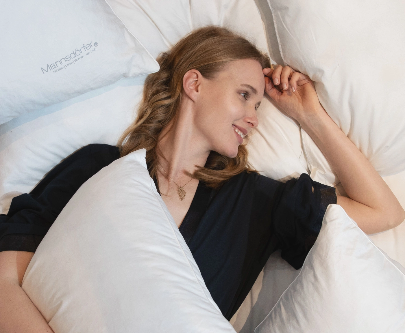 Entspannte Person schläft in hochwertigem Bett