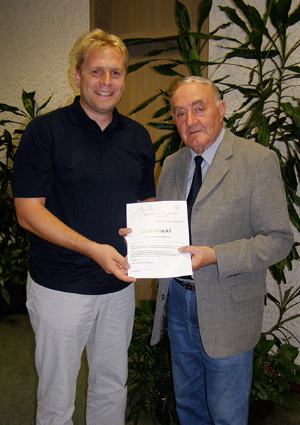 Werner Schüle (rechts) überreicht das Zertifikat